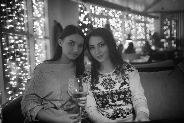 A menina de tarde em um café — Fotografia de Stock