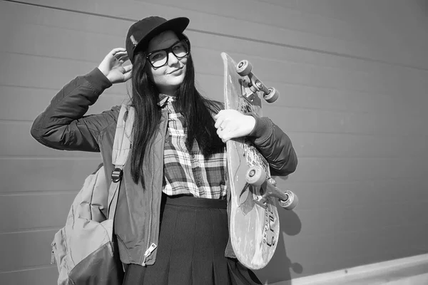 Une jeune fille hipster fait du skateboard. Filles copines f — Photo