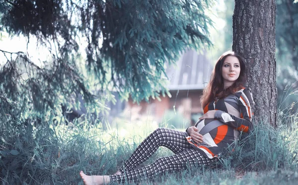 Menina grávida em um vestido na natureza — Fotografia de Stock