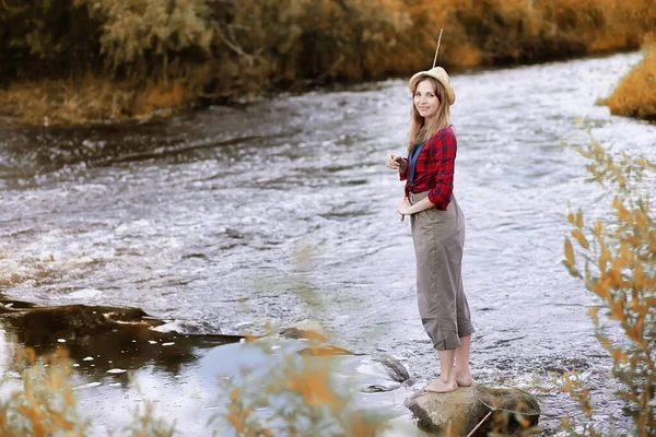 女孩在秋天与钓鱼竿 — 图库照片