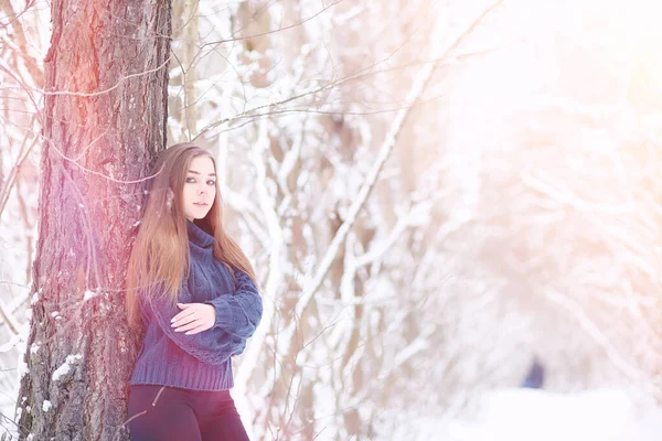 En ung flicka i en winter park på en promenad. Julhelgen i t — Stockfoto