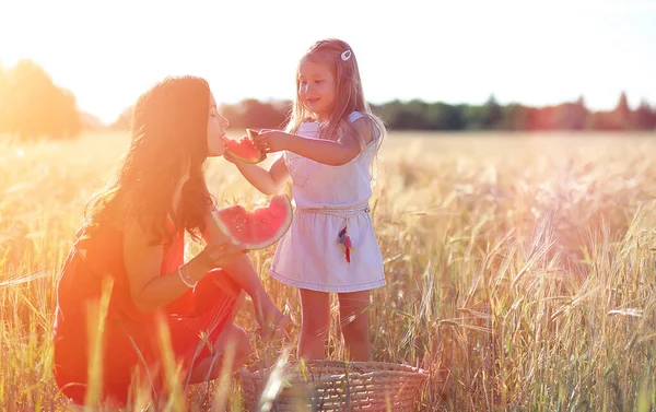 Bir buğday alan genç kız. Yaz peyzaj ve bir kız bir na üzerinde — Stok fotoğraf
