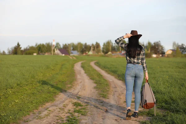 Una ragazza viaggia l'estate in campagna — Foto Stock