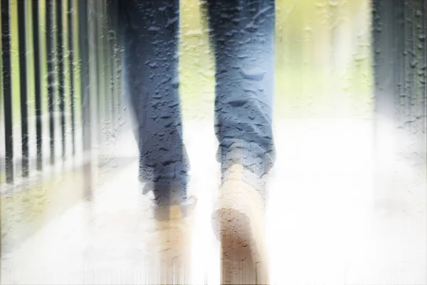 Visión Borrosa Del Hombre Caminando Parque Otoño Día Lluvioso — Foto de Stock