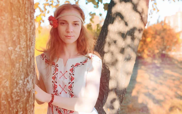 En flicka på en promenad i en park. Unga rödhårig flicka våren — Stockfoto