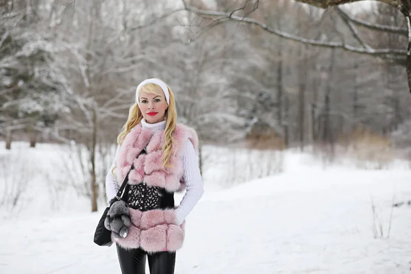 Блондинка на прогулке в зимнем парке — стоковое фото