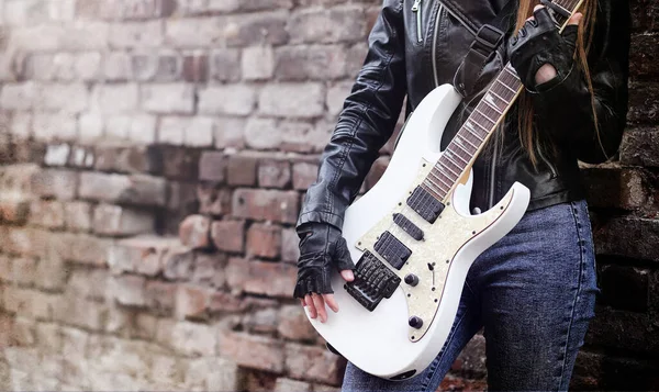 Bela menina roqueiro com guitarra elétrica. Uma música de rock — Fotografia de Stock