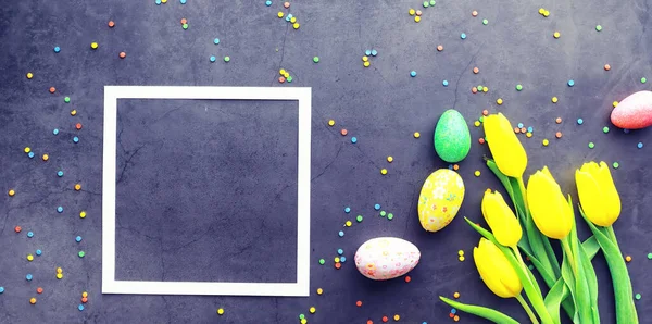 Fond de Pâques sur pierre noire. Œufs multicolores et sucrés . — Photo