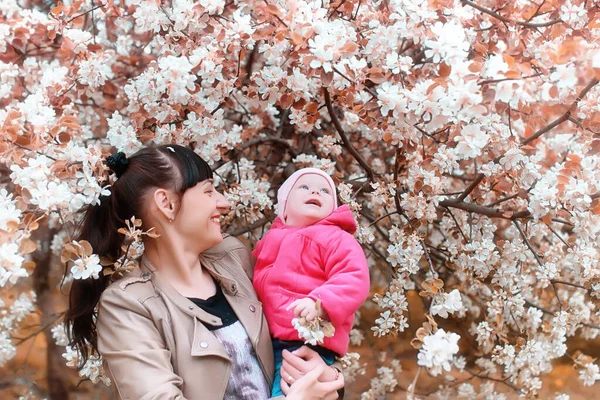 Bella ragazza nel parco autunnale — Foto Stock