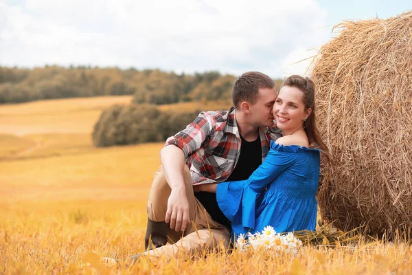 Couple en promenade dans les champs de campagne — Photo