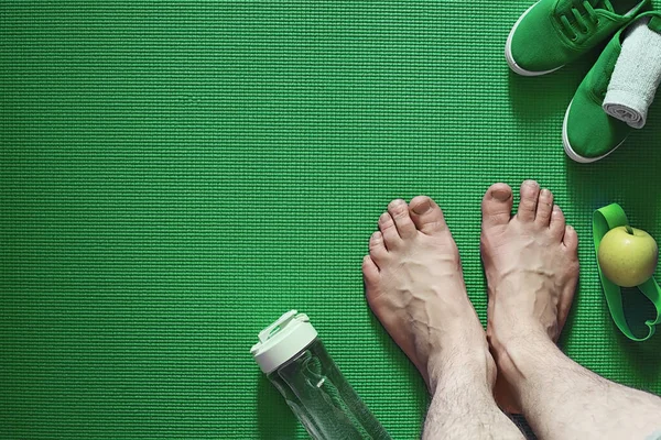 Matte zum Üben von Yoga auf dem Boden. Gesunder Lebensstil. — Stockfoto