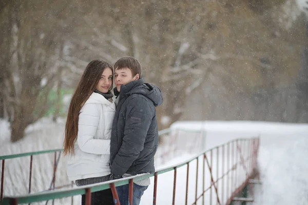 Pair of lovers on a date winter afternoon in a snow blizzard — Stock Photo, Image