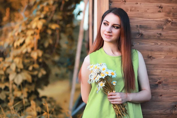 Sonbaharda bir buket ile güzel kız — Stok fotoğraf