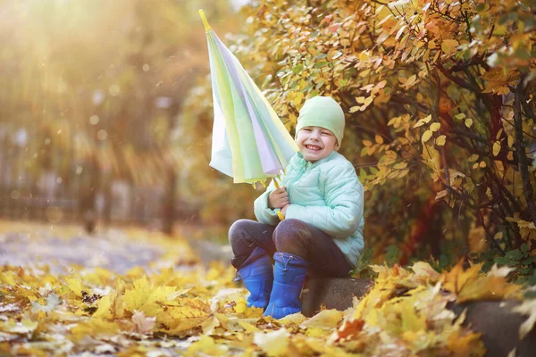 Crianças caminham no parque de outono — Fotografia de Stock