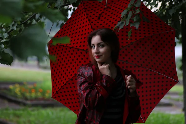 Donna con un impermeabile e un ombrello — Foto Stock