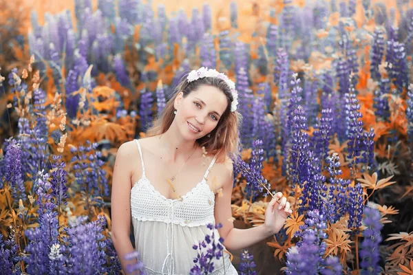 Девушка с букетом цветов осенью — стоковое фото