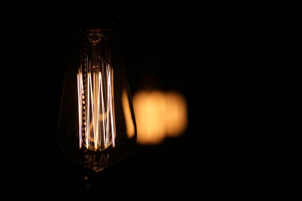 텅스텐 필라멘트가있는 램프. 에이지슨의 전구. 필라멘트 필라 — 스톡 사진