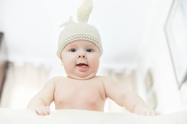 Ein neugeborenes Baby liegt auf einem weichen Bett. — Stockfoto