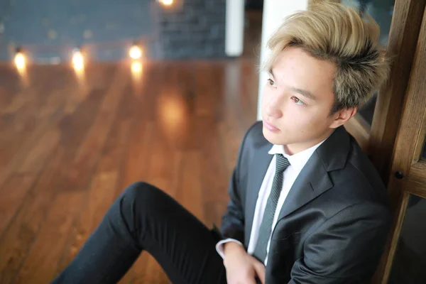 Jeune homme d'affaires asiatique en chemise blanche et cravate — Photo
