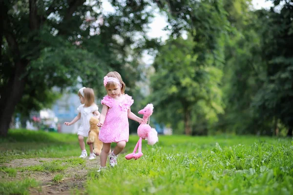 Dos Niñas Gemelas Paseando Por Parque —  Fotos de Stock