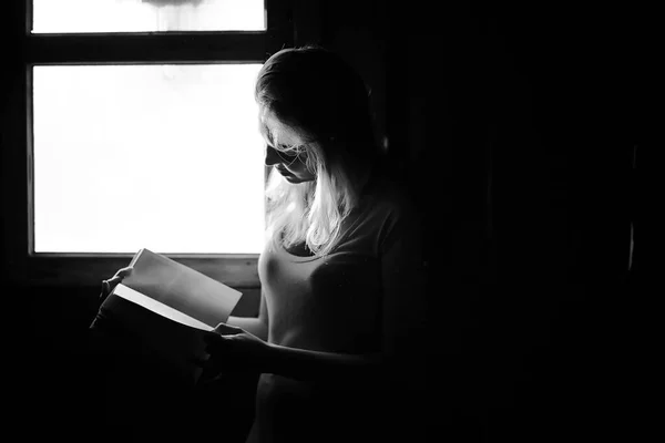 Silueta de una chica foto en blanco y negro — Foto de Stock