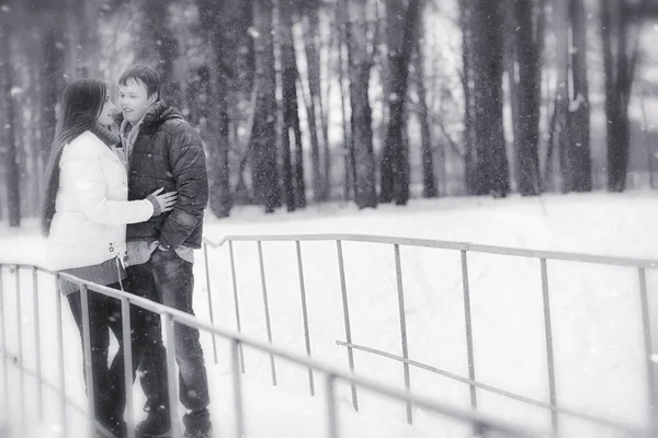 冬の散歩に愛情のあるカップル。男と女のデートを — ストック写真