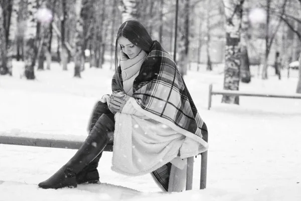 Uma menina em um dia nublado de inverno — Fotografia de Stock