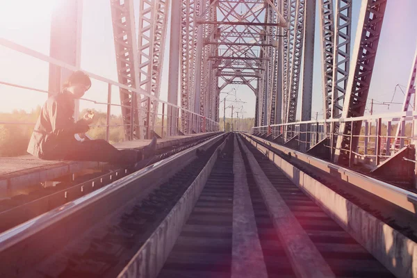 Bir elektro gitar demiryolu üzerinde olan bir adam. Bir Le bir müzisyen — Stok fotoğraf