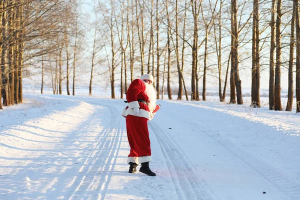 Père Noël dans le champ d'hiver. Santa brouillard magique marche le long de la th — Photo