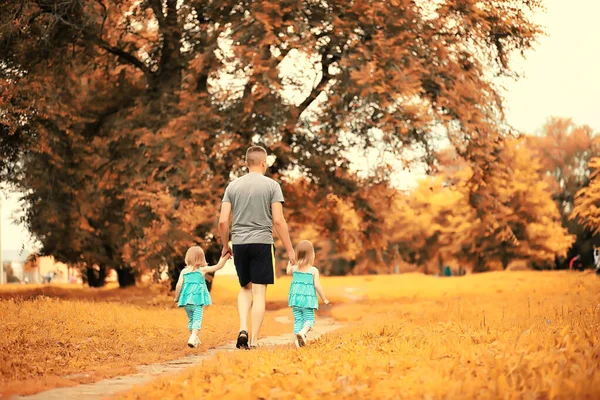 Тато Двома Дочками Близнюки Прогулянки Парку — стокове фото
