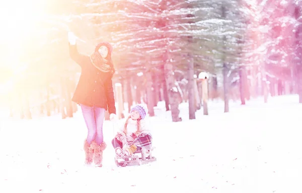 Un cuento de hadas de invierno, una joven madre y su hija montan en un trineo — Foto de Stock