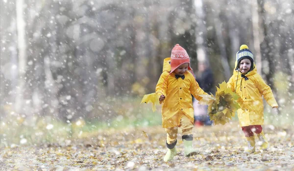 秋の公園で散歩に幼児。最初の霜と最初 — ストック写真