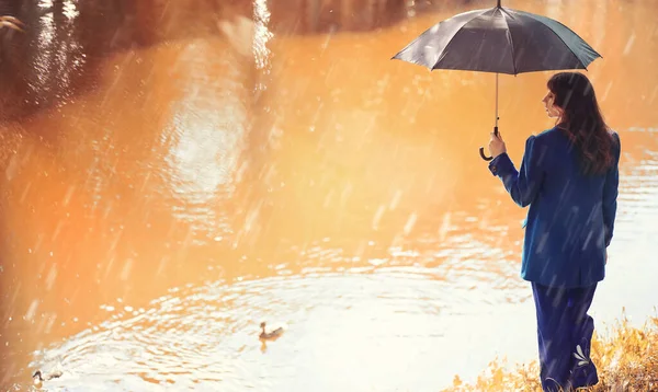 Donna incinta in una passeggiata nel parco — Foto Stock