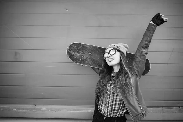 Genç hippi kız bir kaykay sürme. Kızlar kız f — Stok fotoğraf