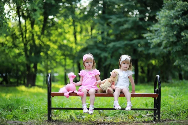 Two Twin Girls Walk Park — Stock Photo, Image