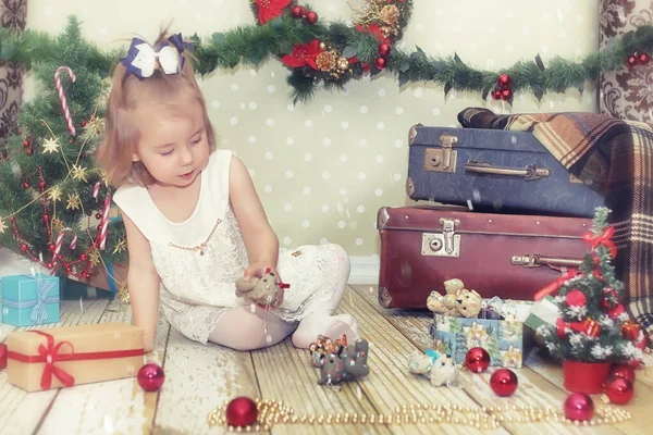 Little girl and Christmas tree — Stock Photo, Image