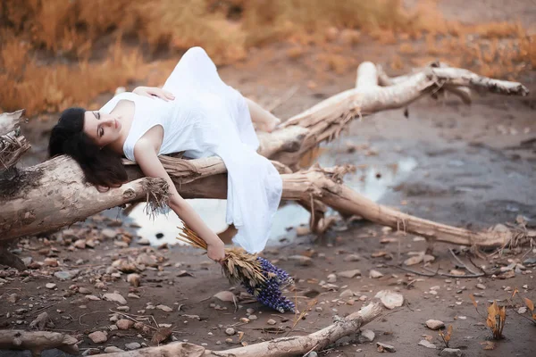 Schwangere Frau Spaziert Herbst Der Natur — Stockfoto