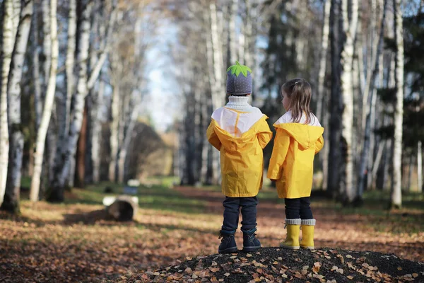 Les enfants marchent dans le parc d'automne — Photo