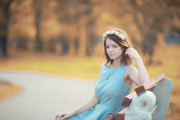 Chica joven en un paseo en el otoño — Foto de Stock