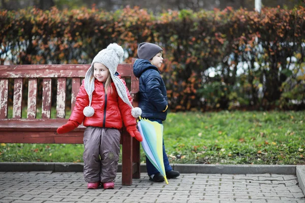 Kinderen lopen in de herfst Park — Stockfoto