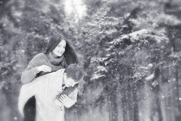 Um casal amoroso numa caminhada de inverno. Homem e mulher em um encontro no — Fotografia de Stock