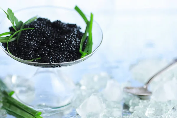 Huevas de pescado negro fresco. Caviar de Beluga servido con hielo . — Foto de Stock