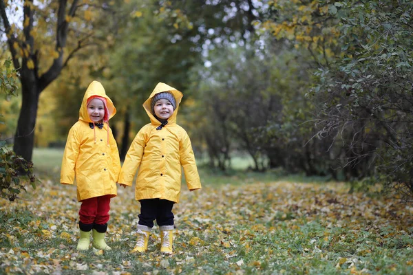 A child in a raincoat for a walk outside — Stock Photo, Image