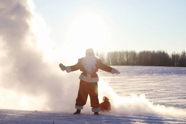 Santa v poli zimní. Santa magická mlha je chůze podél th — Stock fotografie