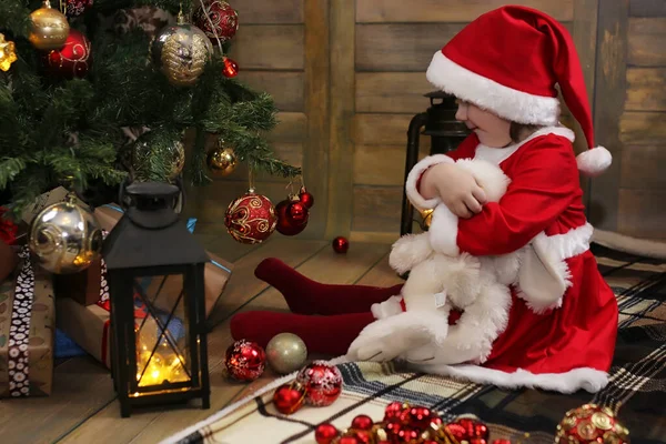 Criança pequena e brinquedos de Natal — Fotografia de Stock