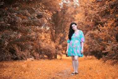 Parkta poz veren güzel kadın.