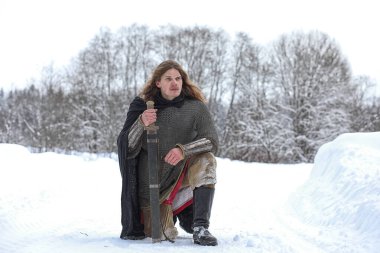 Defender'ı posta zırh genç savaşçı