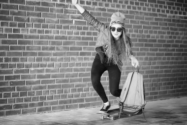 Genç hippi kız bir kaykay sürme. Kızlar kız f