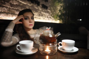 Kafede güzel bir kız. 