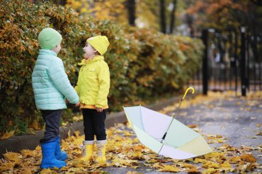 Çocuk sonbahar Park walk